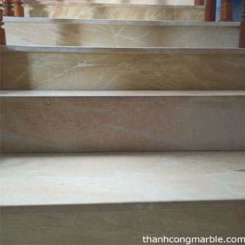 Mặt bậc cầu thang đá vàng