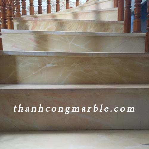Mặt bậc cầu thang đá vàng